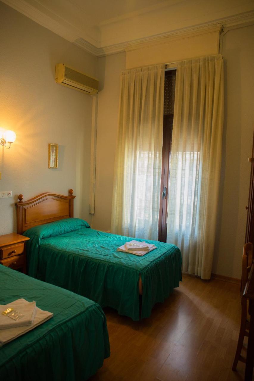 Hostal Lamalonga Otel Madrid Dış mekan fotoğraf