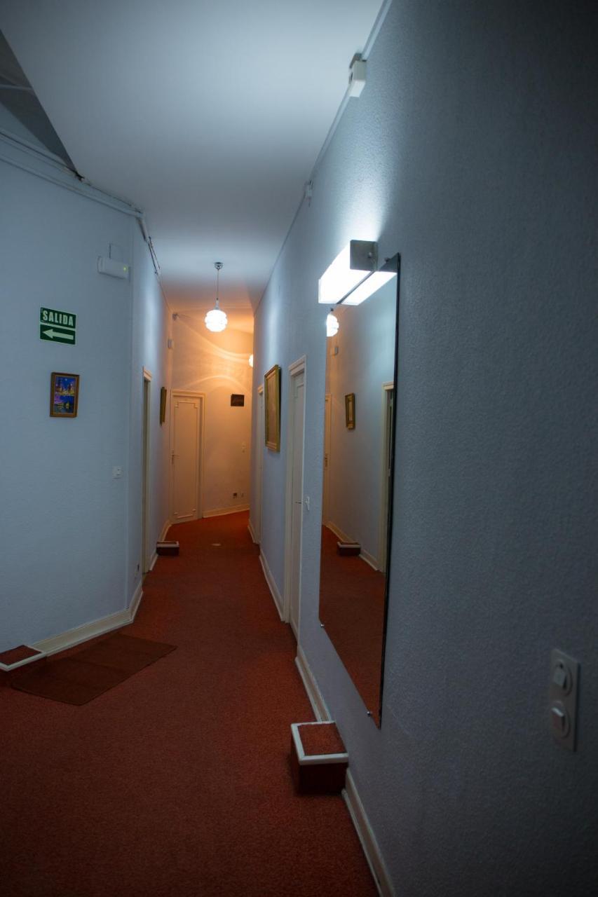 Hostal Lamalonga Otel Madrid Dış mekan fotoğraf
